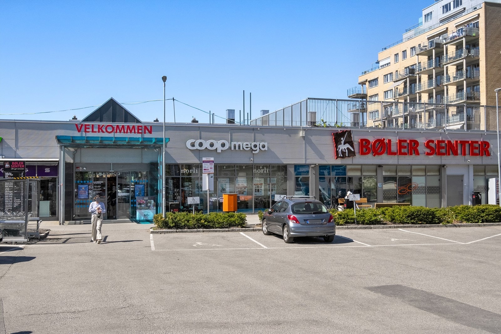 Dagligvarehandel og andre småærender kan gjøres unna på Bøler senter, med kort gange fra boligen. Galleribilde