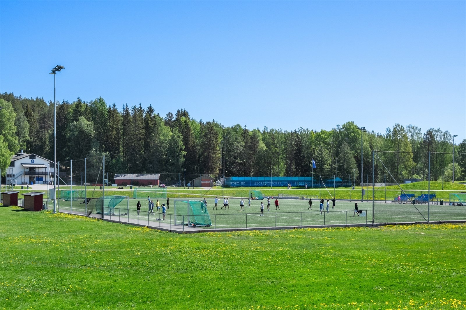 Nærområdet byr på flere fritidstilbud som bl.a. Nøklevann ro- og padleklubb (NRPK), Haraløkka idrettspark med tilbud innen fotball, friidrett, langrenn barneidrett og allidrett. Galleribilde
