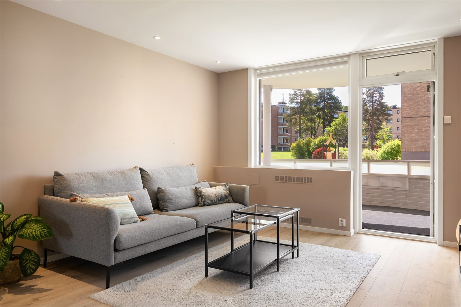 Fra stuen er det utgang til en sydvendt og solrik balkong på ca 9 m². Galleribilde