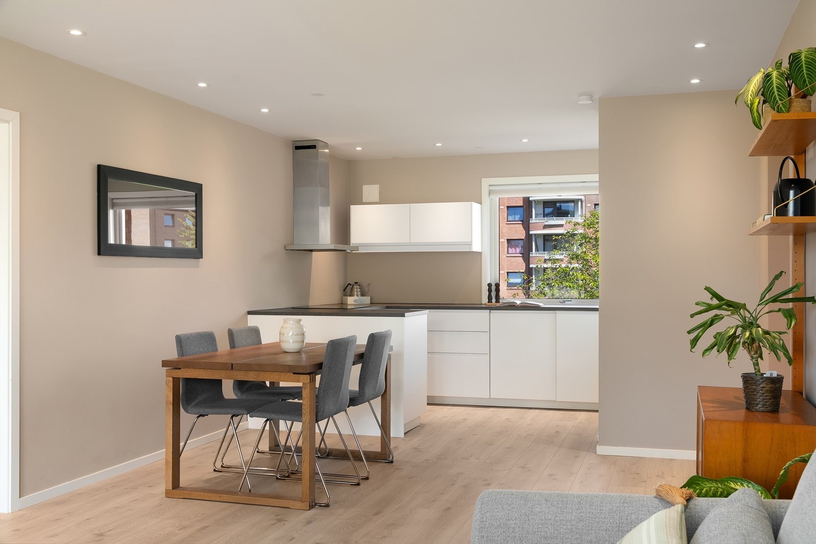 Kjøkkenet har godt med skap-og benkeplass og har en naturlig tilknytning til spiseområdet og stuen. Galleribilde