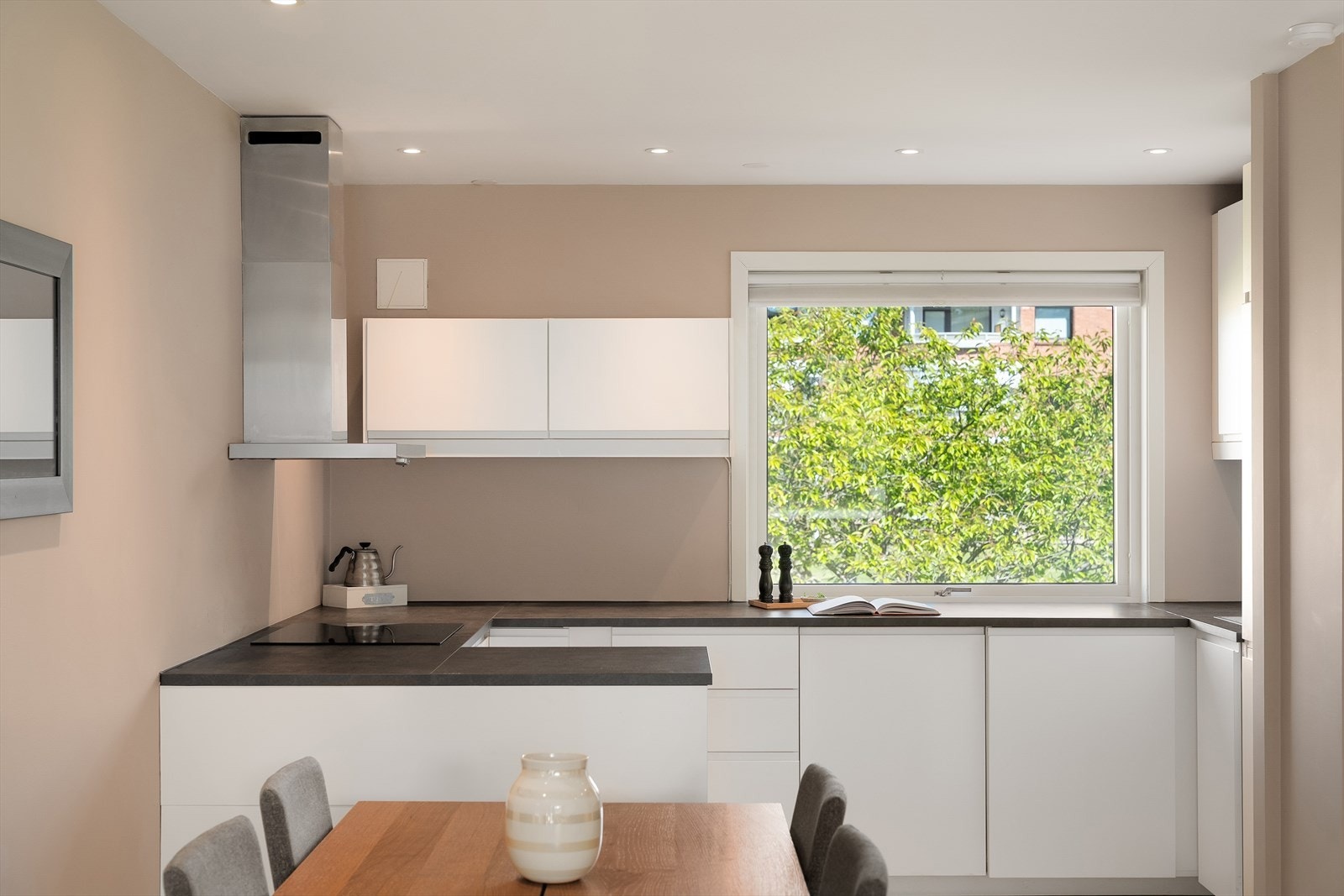 Lyst og pent IKEA-kjøkken fra 2018. Kjøkkenet ligger i en sosial og åpen løsning mot stuen. Galleribilde