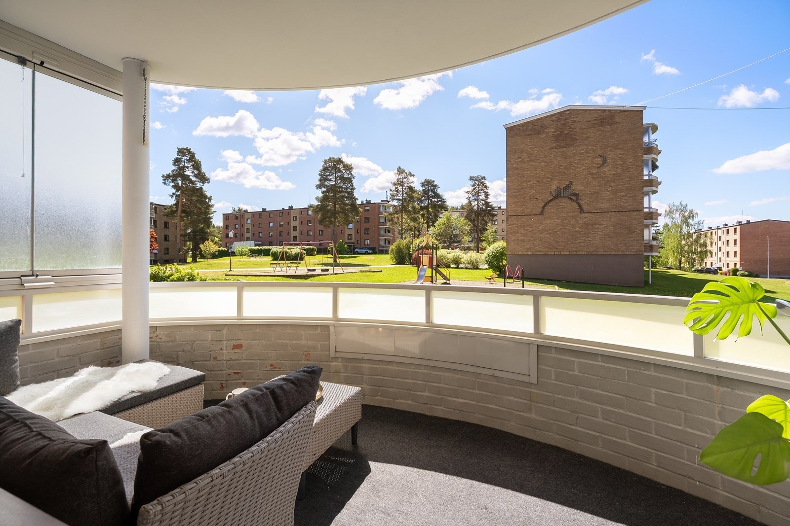 En pen og moderne andelsleilighet beliggende i en høy første etasje. Galleribilde