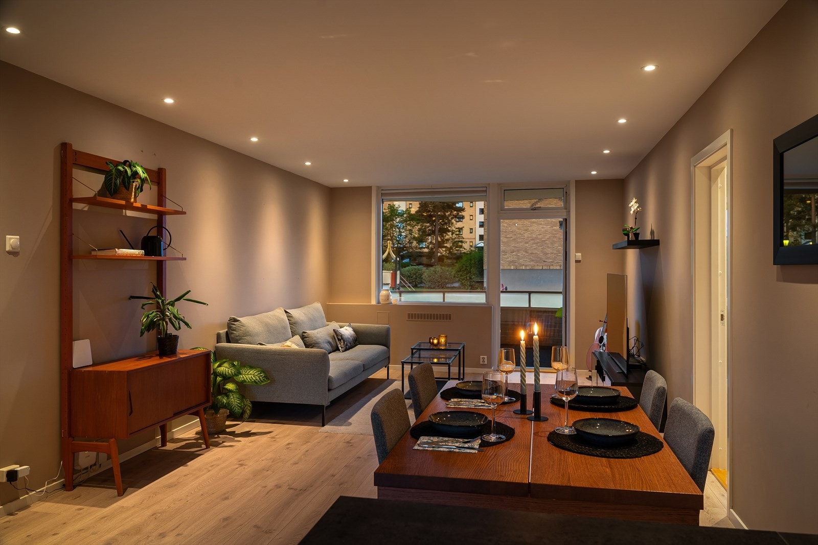 Store vindusflater slipper inn godt med lys og skaper en hyggelig atmosfære i leiligheten. Galleribilde