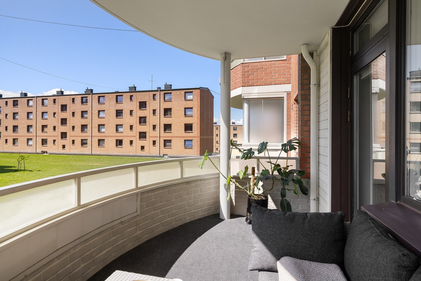 Det er god plass til en sittegruppe slik at de gode solforholdene kan nytes. Det er tillatt med gass og elektrisk grill, så her vil det fort kunne bli mange hyggelige grillkvelder fremover. Galleribilde