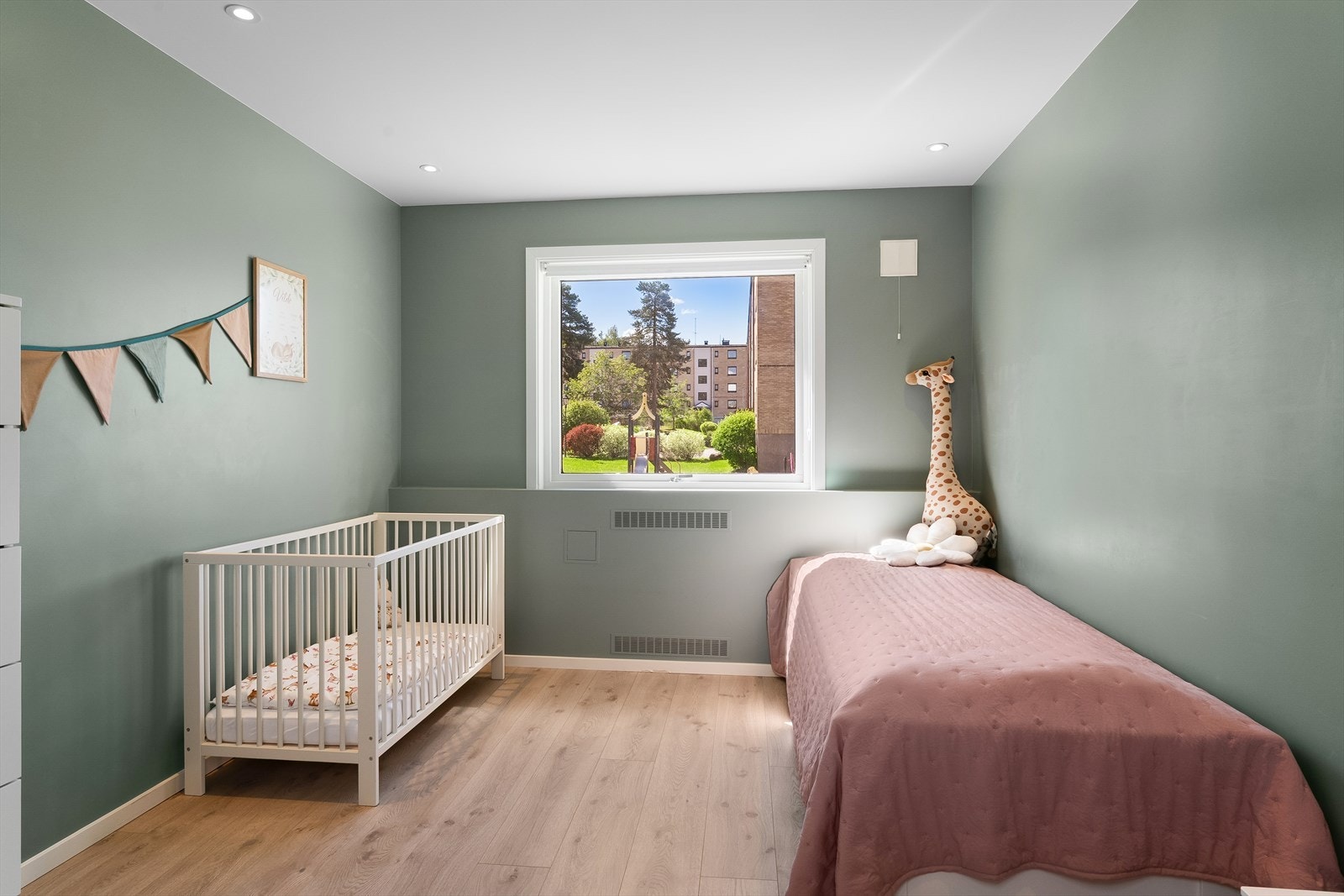 Boligens andre soverom passer fint som barnerom, gjesterom eller kontor. Galleribilde