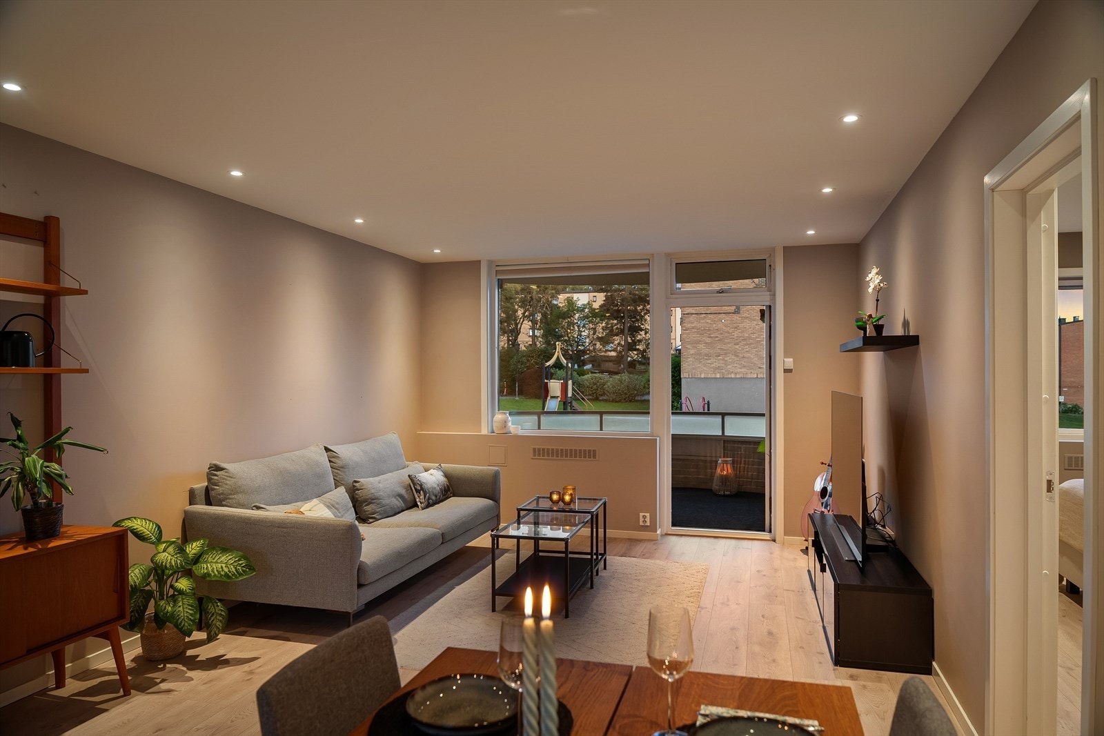 Lun og hyggelig stue som naturlig kan deles inn i to soner. God plass til sofagruppe med tilhørende TV-møblement. Galleribilde