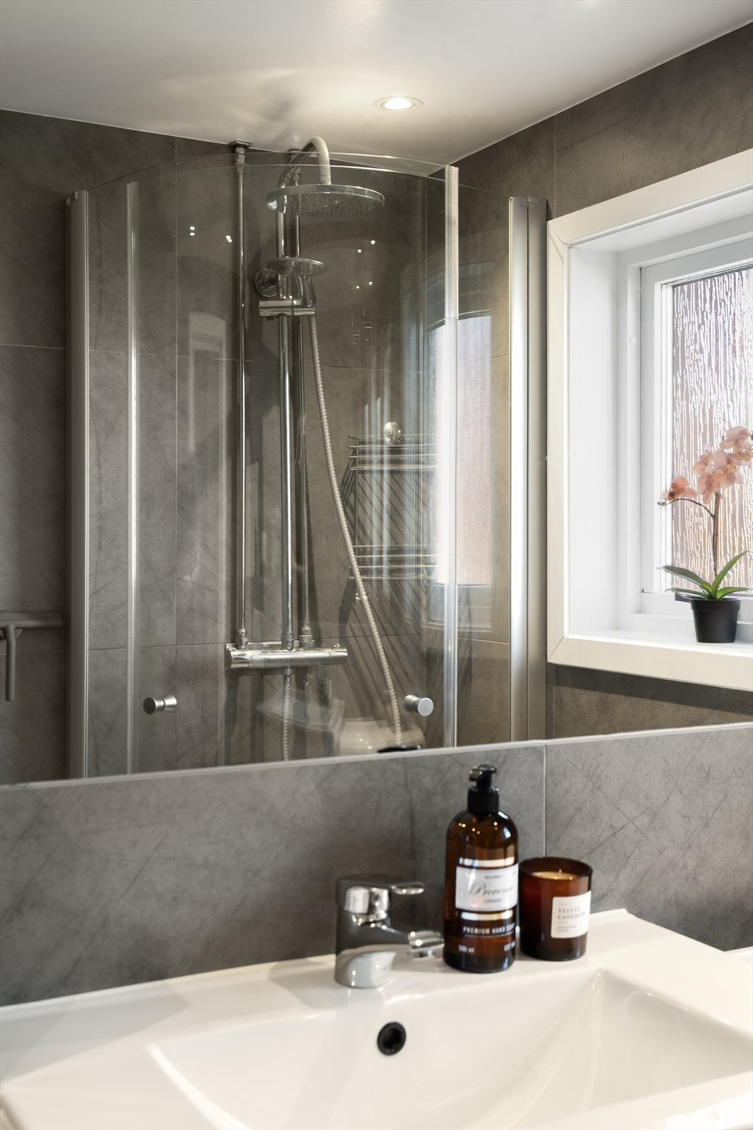 Behagelige varmekabler i gulv og downlights i himling gjør baderommet til et sted man ønsker å være. Galleribilde