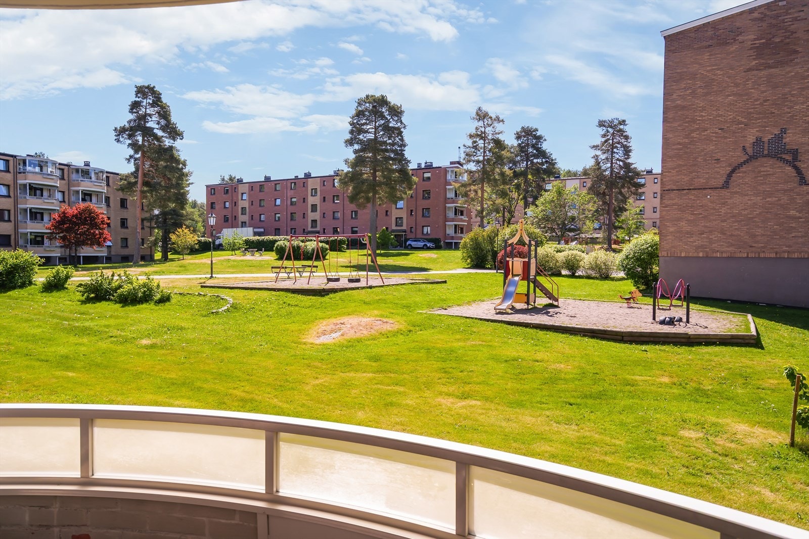 Balkongen vender mot syd og har en fin plassering mot en av borettlagets mange lekeplasser. Galleribilde