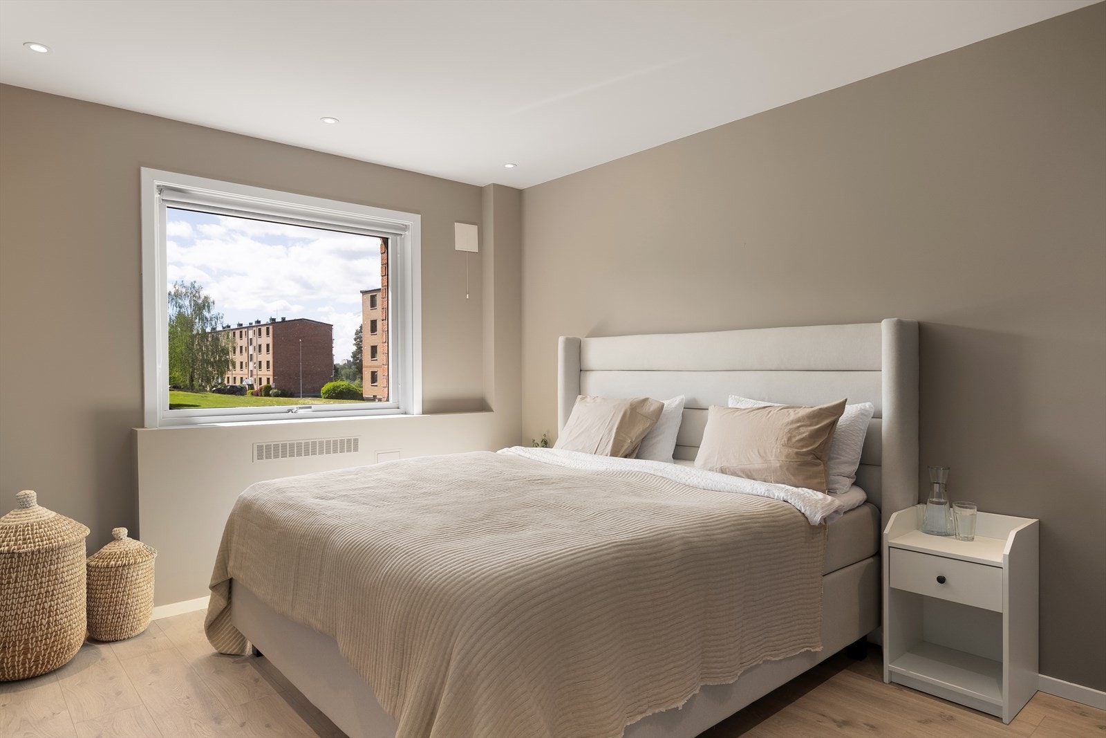 Leiligheten har totalt to soverom, hvor begge er av god størrelse og vender mot rolige omgivelser. Galleribilde