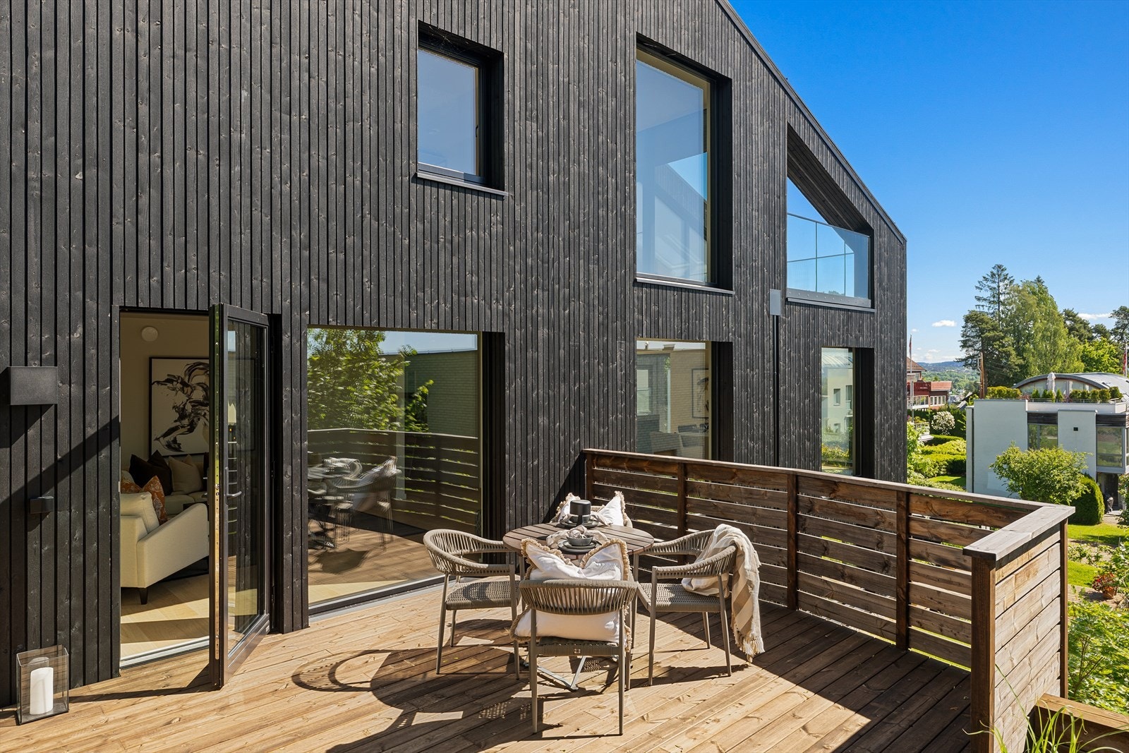 Markterrassen har godt med plass til hyggelig sittegruppe samt grill Galleribilde