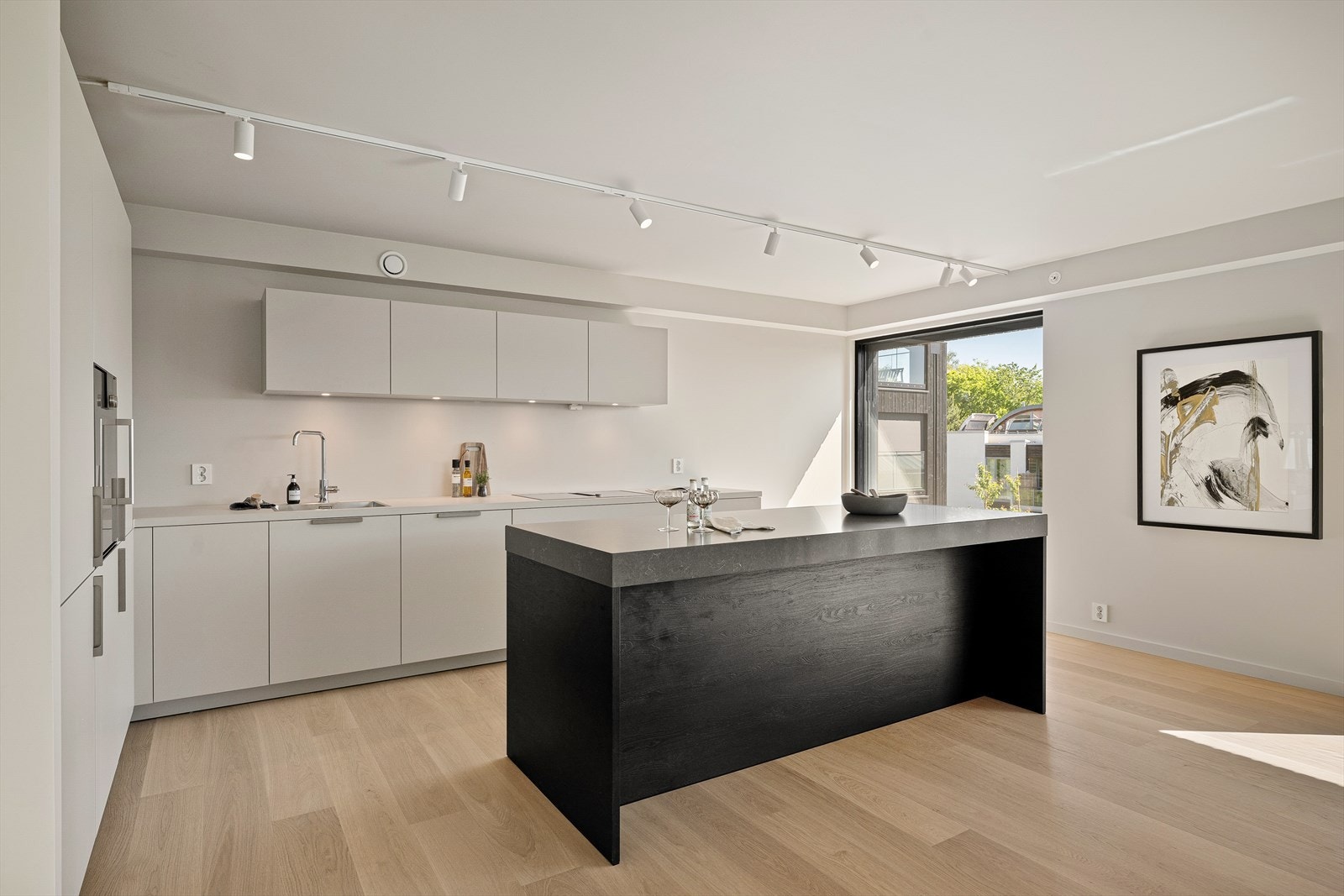 Kjøkkenet er innredet og designet med tanke på funskjonalitet, og har godt med benk- og skapplass Galleribilde