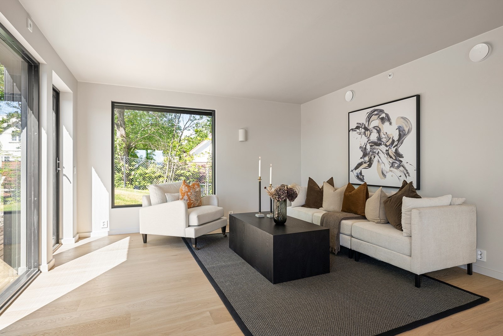 Stuen har god plass til sofagruppe samt stuebord og mediemøblement Galleribilde