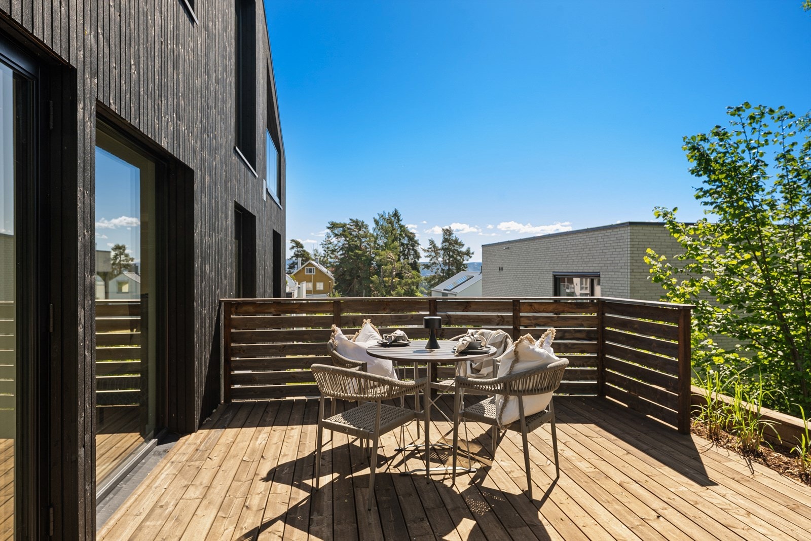 En flott forlengelse av både stue og kjøkken om sommeren Galleribilde