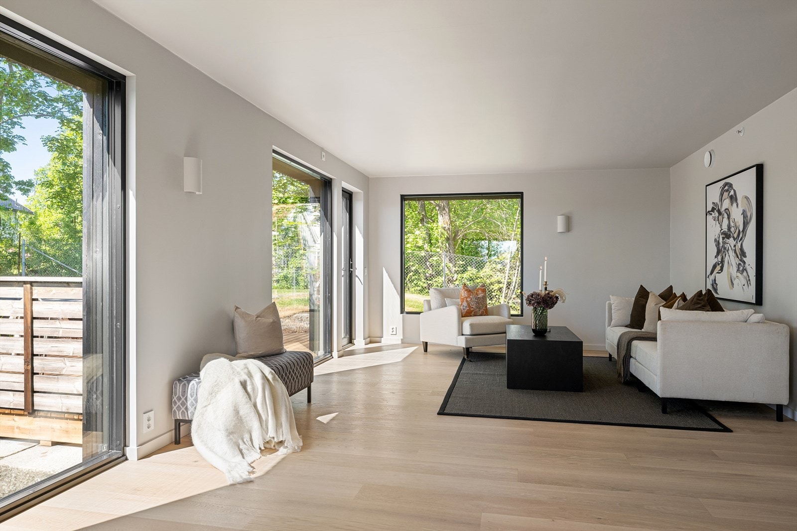 Oppholdsrommet er utformet i en L-form som gir gode, naturlige soner for kjøkken, spiseplass og stue Galleribilde