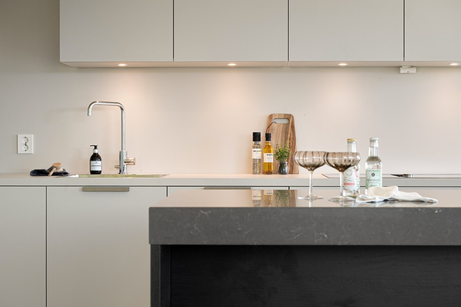 Kjøkkenet er levert av Poggenpohl og har integrerte hvitevarer fra Gaggenau Galleribilde