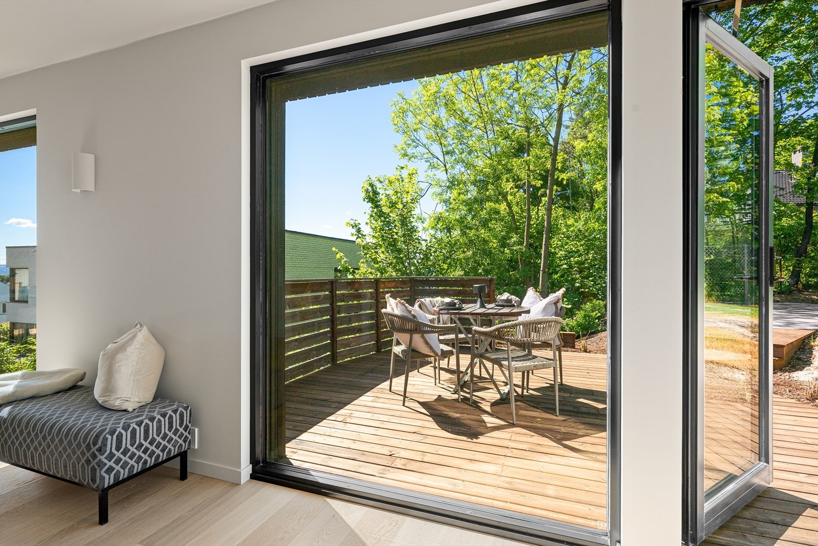 Fra stuen er det videre adkomst til en raus markterrasse Galleribilde