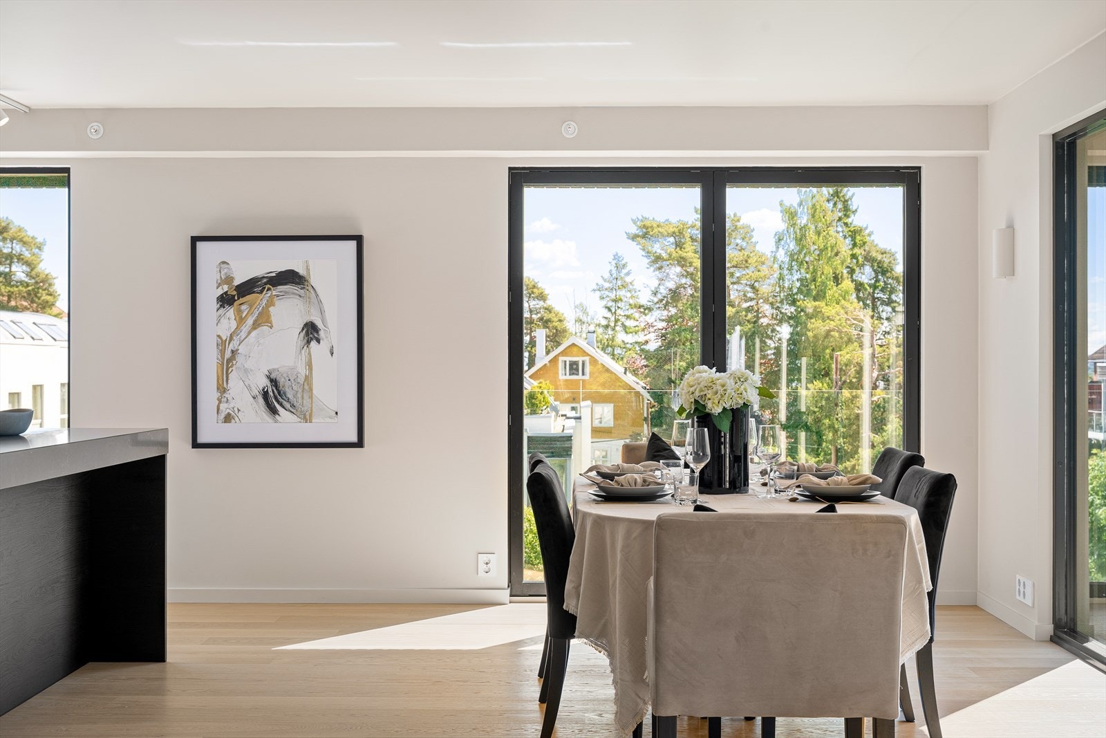 De store vinduene slipper inn rikelig med naturlig sollys og skaper en god atmosfære i leiligheten Galleribilde