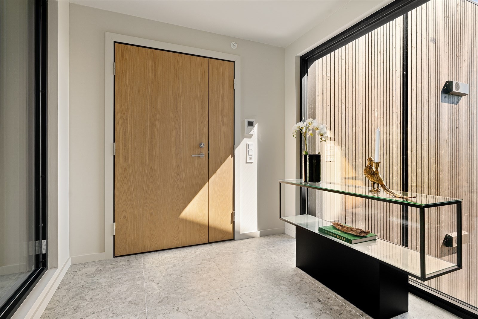 Inngangspartiet er romslig, med plass til garderobeskap og adkomst til en praktisk bod/teknisk rom med oppbevaringsmuligheter Galleribilde