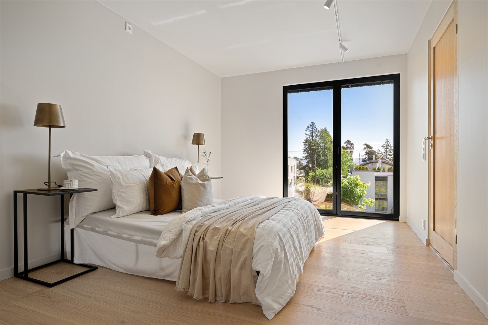 Stor masteravdeling med videre adksomt til walk-in garderobe og bad en-suite Galleribilde