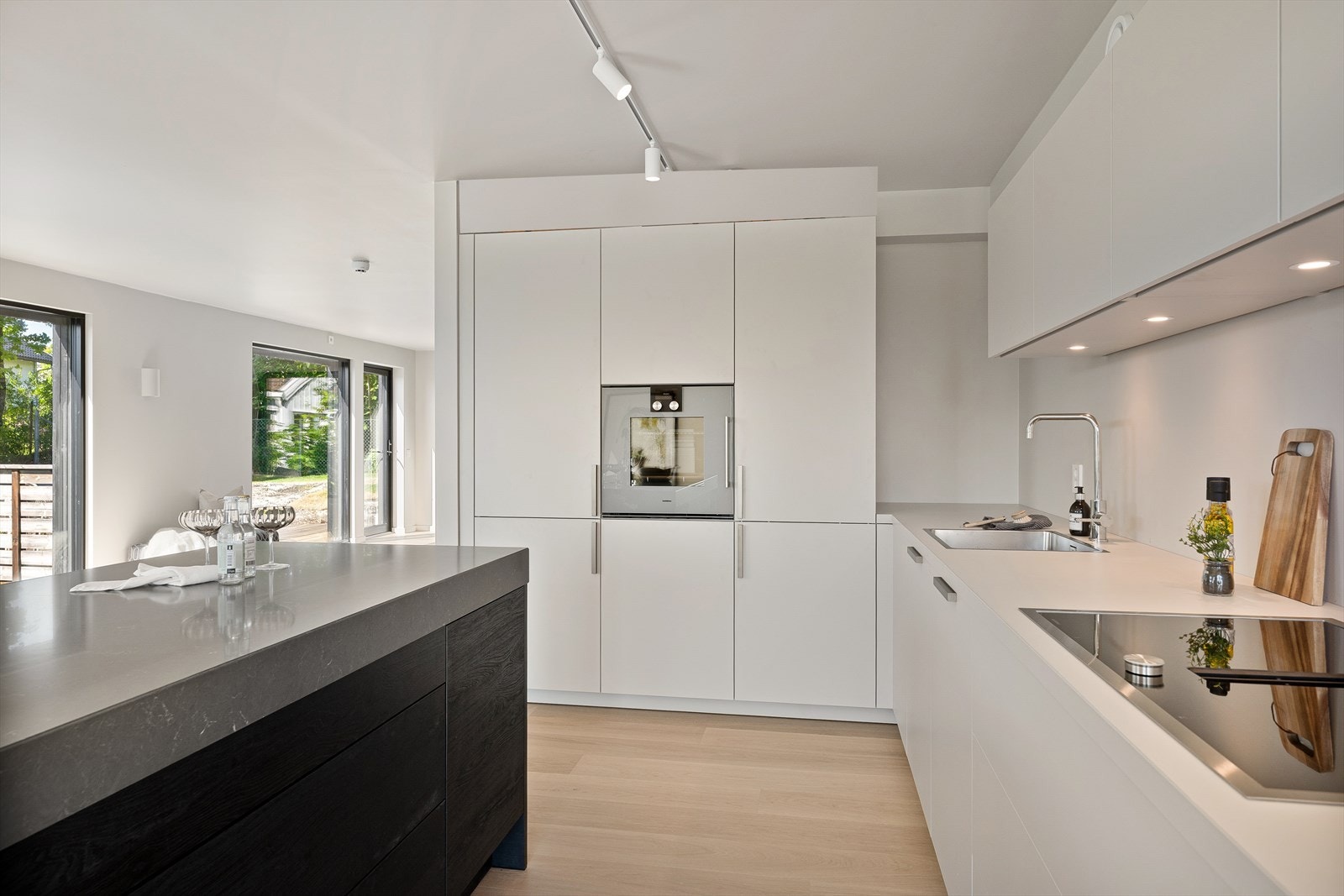 Det har god arbeidsplass, rikelig med skapplass og en sentral kjøkkenøy Galleribilde