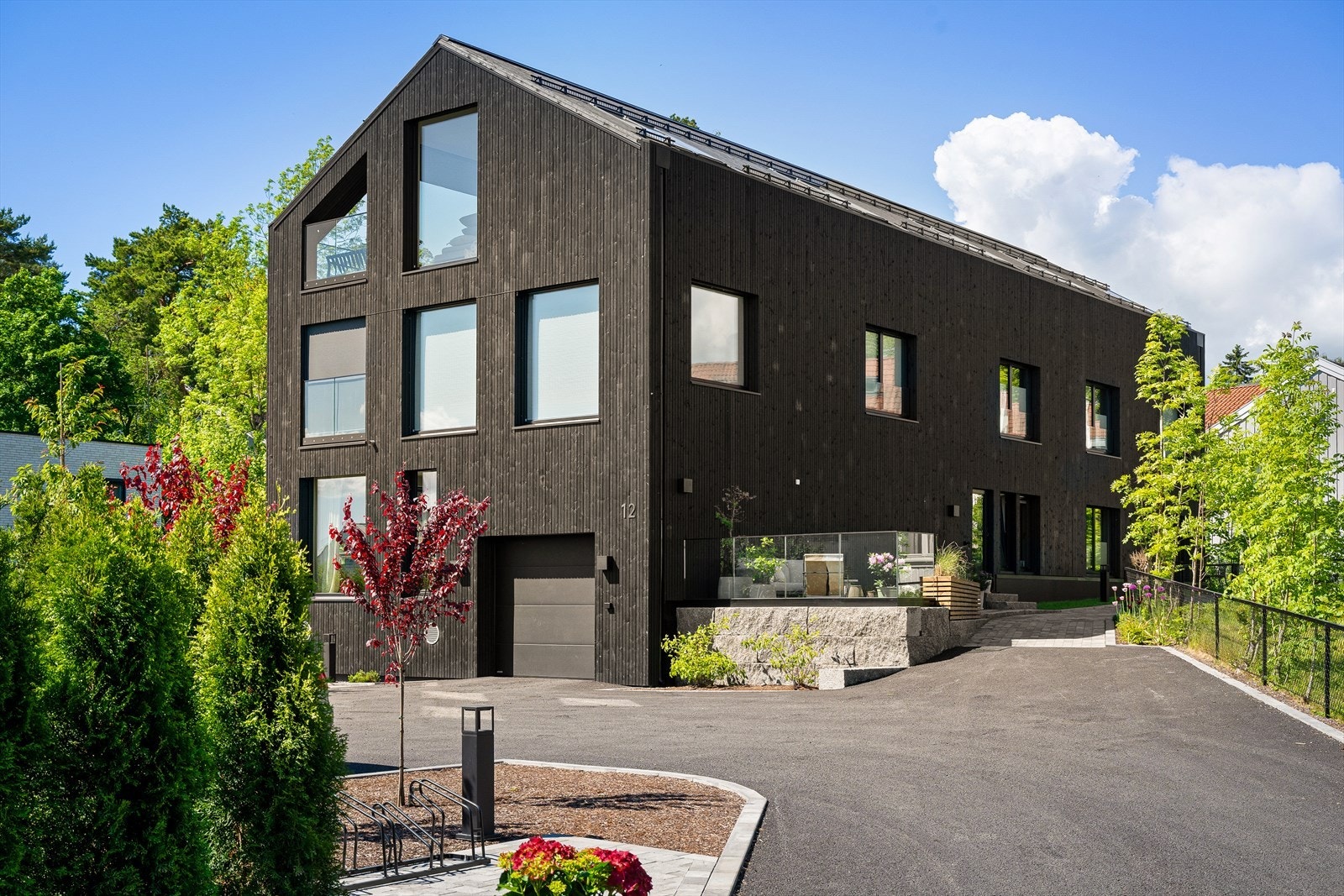 Innkjøring til felles parkeirngsanlegg - Det medfølger 2 p-plasser Galleribilde