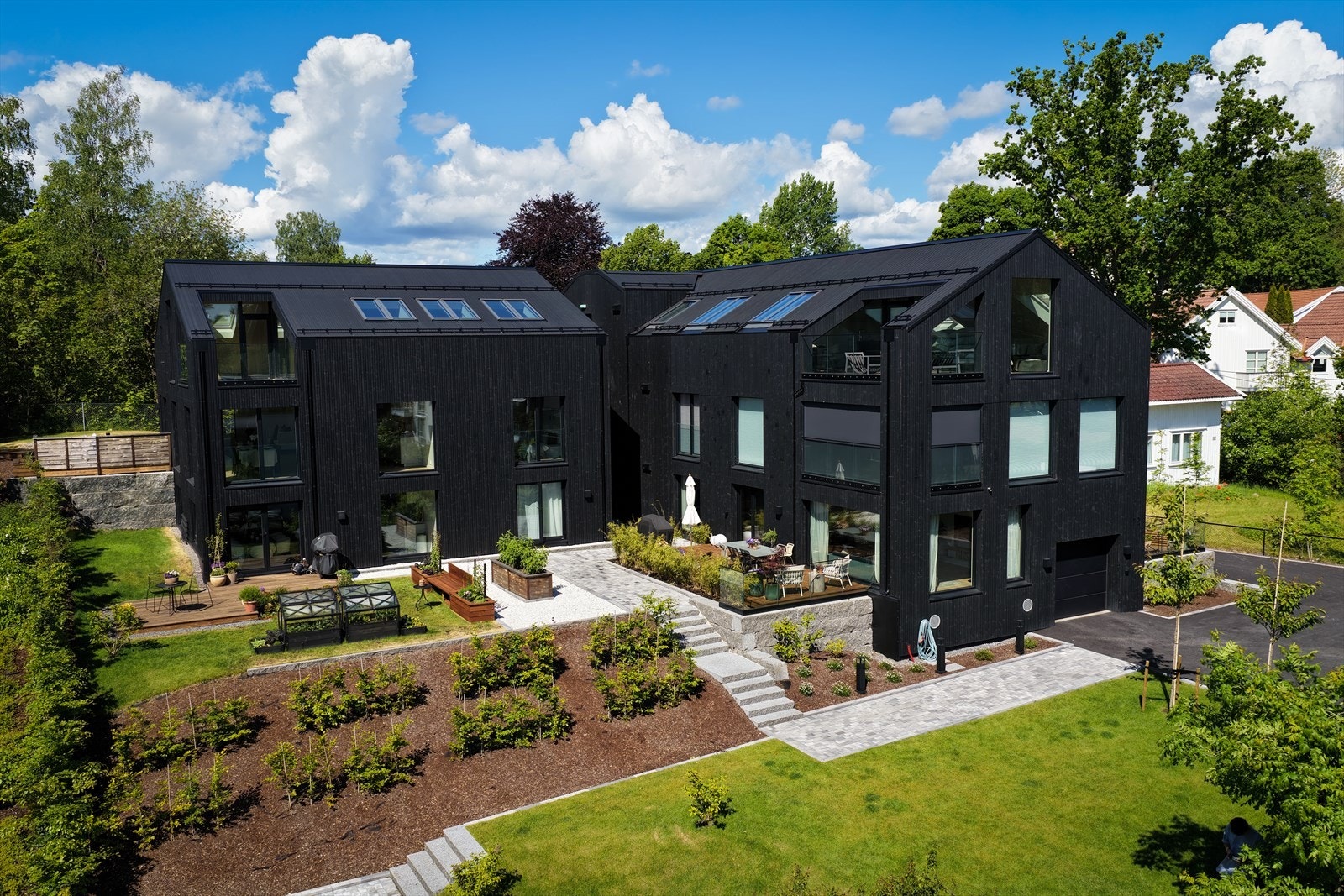 Området preges av vakre, grønne omgivelser med store trær, velholdte hager og en rolig atmosfære som gjør det ideelt for barnefamilier og de som ønsker å bo i et stille og naturskjønt område, samtidig som de har enkel tilgang til byens fasiliteter Galleribilde