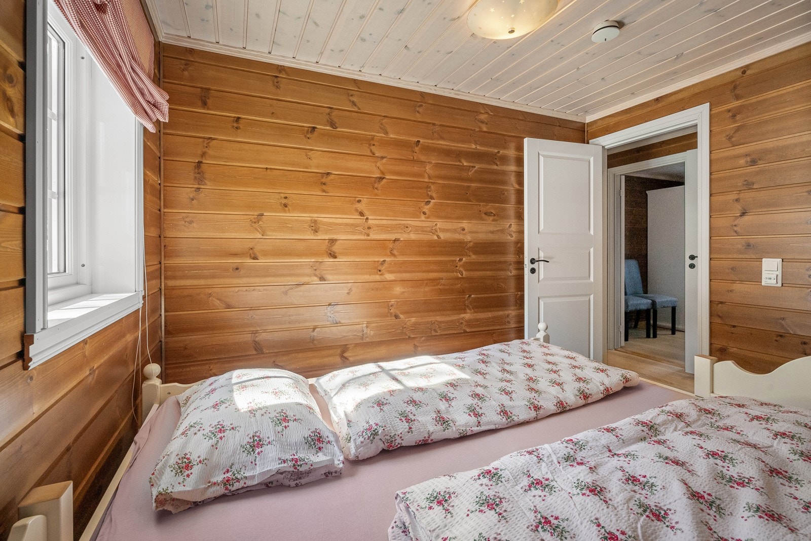 Det er plass til dobbeltseng på rommene. Galleribilde