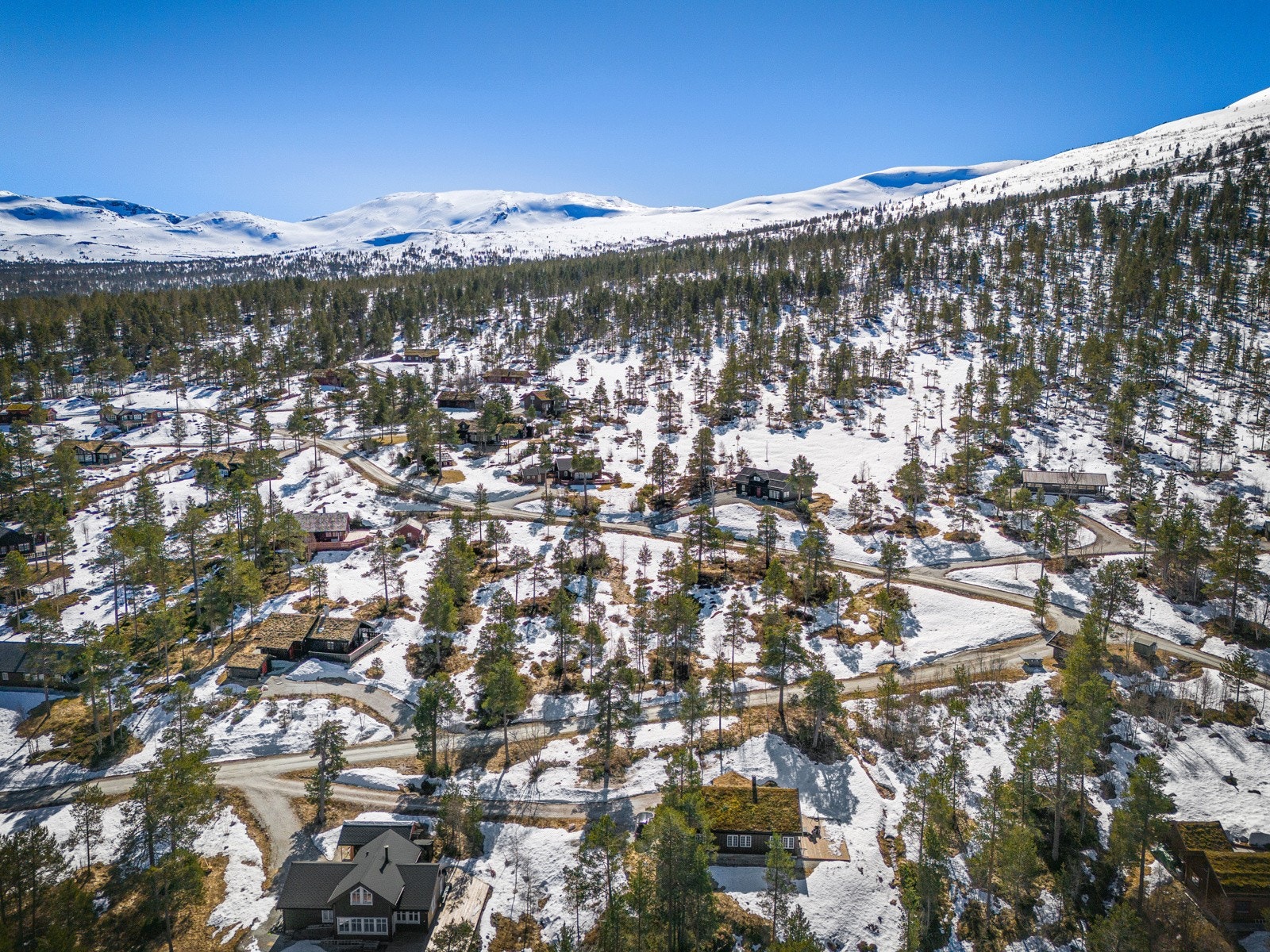 Familiehytte med god plass og som fremstår åpen og lys samtidig som den har en lun atmosfære. Den er plassert i et praktfullt turterreng med flotte områder for tur både sommer og vinter Galleribilde