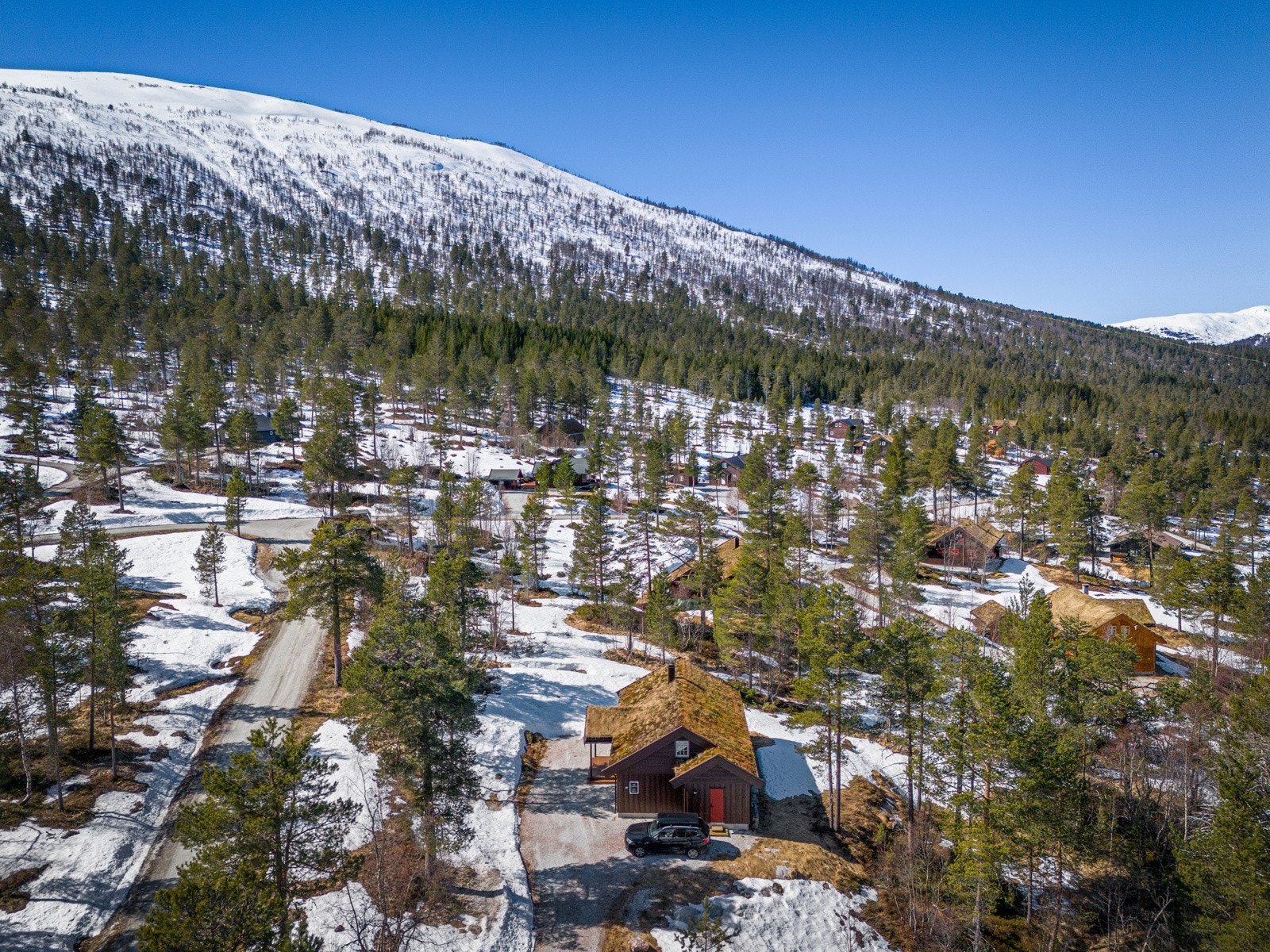 Hyttens 1. etasje inneholder hall, bod, stue og kjøkken i åpen løsning, gang, 2 soverom og bad samt ekstra toalettrom m/opplegg for vaskemaskin. På hyttens loft finner du 3 loftsrom. Galleribilde