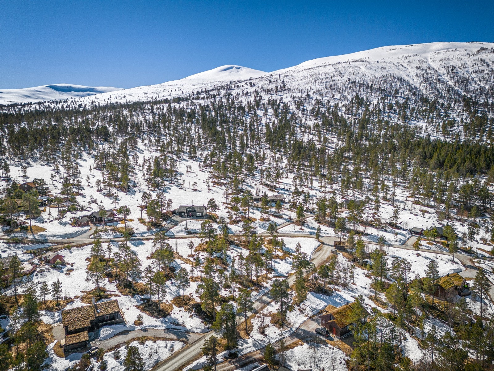 Etter en 15 minutters biltur er man i skisenteret i Myrkdalen Fjellandsby med alle sine servicetilbud. Galleribilde