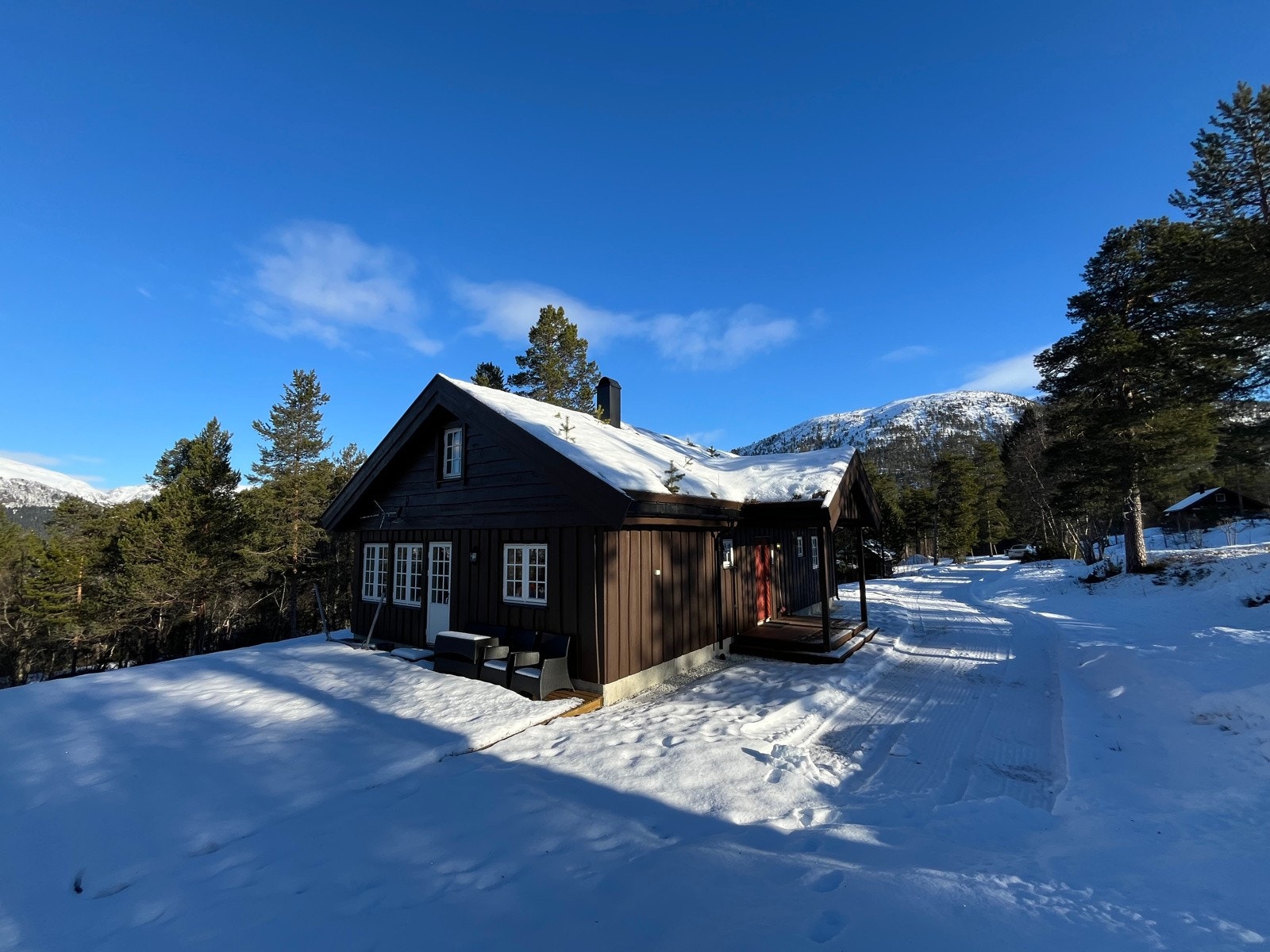 En flott fritidseiendom fra 2013 med gode kvaliteter og bilvei helt frem til døren. Galleribilde