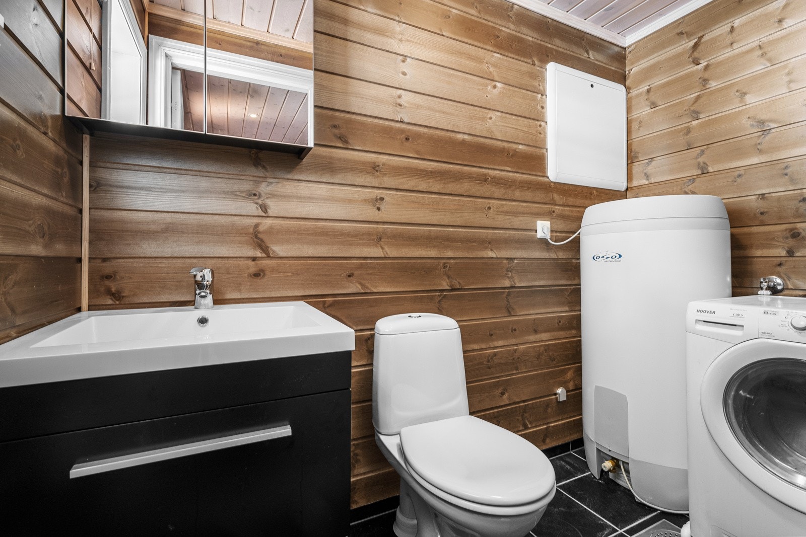 Smart plassert i tilknytningen til gangen har du eget toalettrom der det også er gjort plass til opplegg for vaskemaskin. Galleribilde