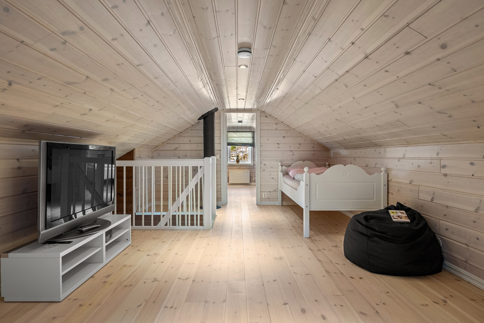 Rommet i midten benyttes som tv-stue. Galleribilde