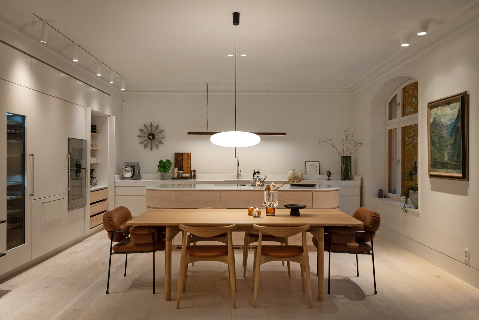 Her er det plass til langbord hvor du kan invitere venner og familien til bords Galleribilde