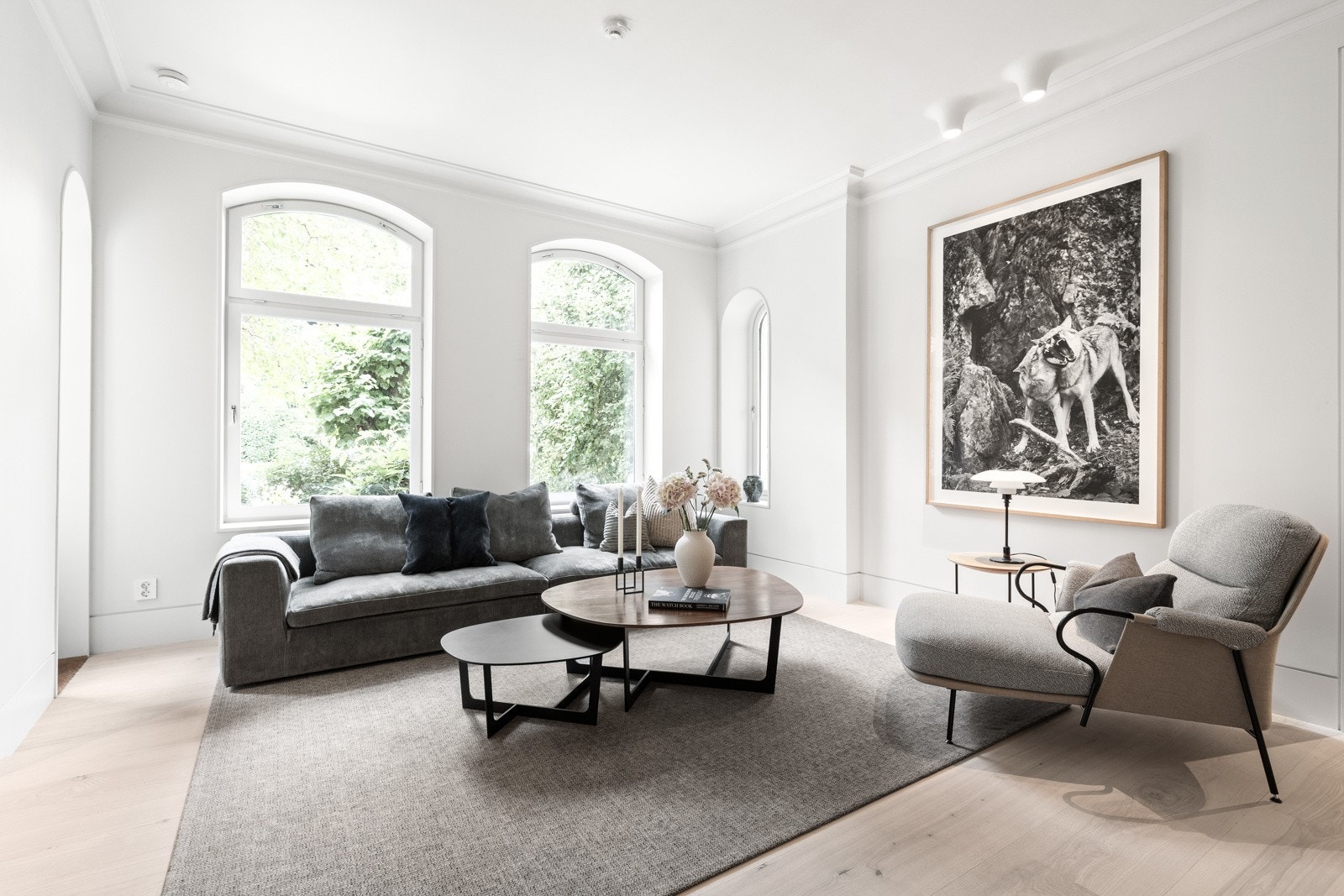 Her har du rikelig med plass til sofagruppe, spisebord og annen innredning, et rom som er perfekt tilrettelagt for sosiale sammenkomster Galleribilde
