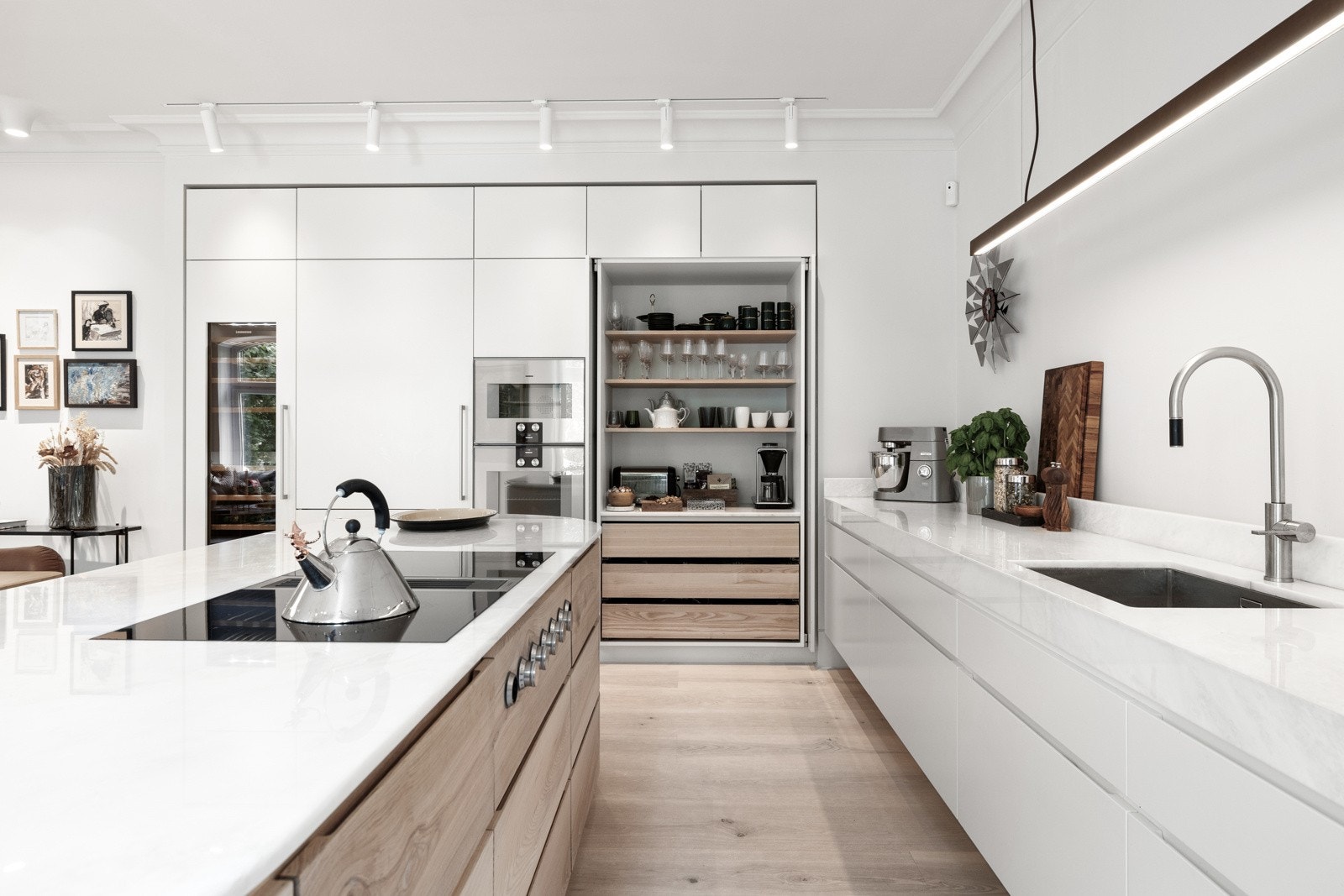 De integrerte hvitevarene er levert av Gaggenau og består av stekeovn, microbølgeovn, oppvaskmaskin, vinkjøleskap og kjøleskap med fryser Galleribilde
