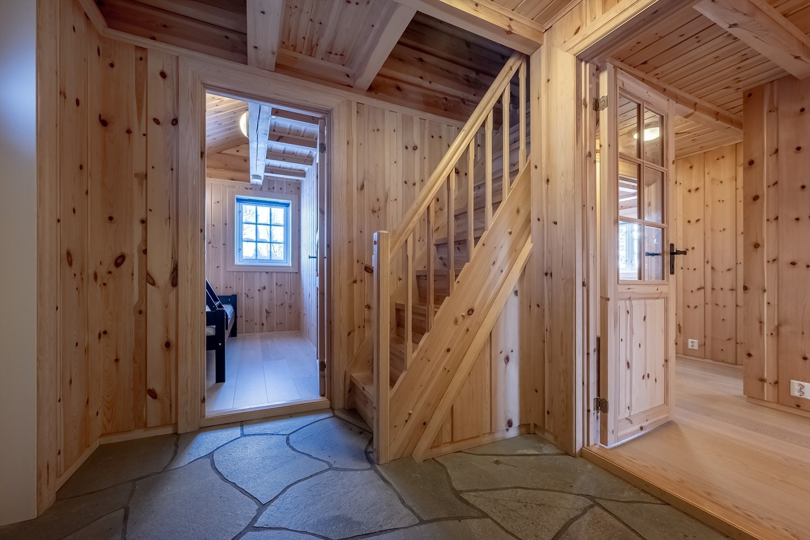 Vindfang med trapp opp til hems Galleribilde