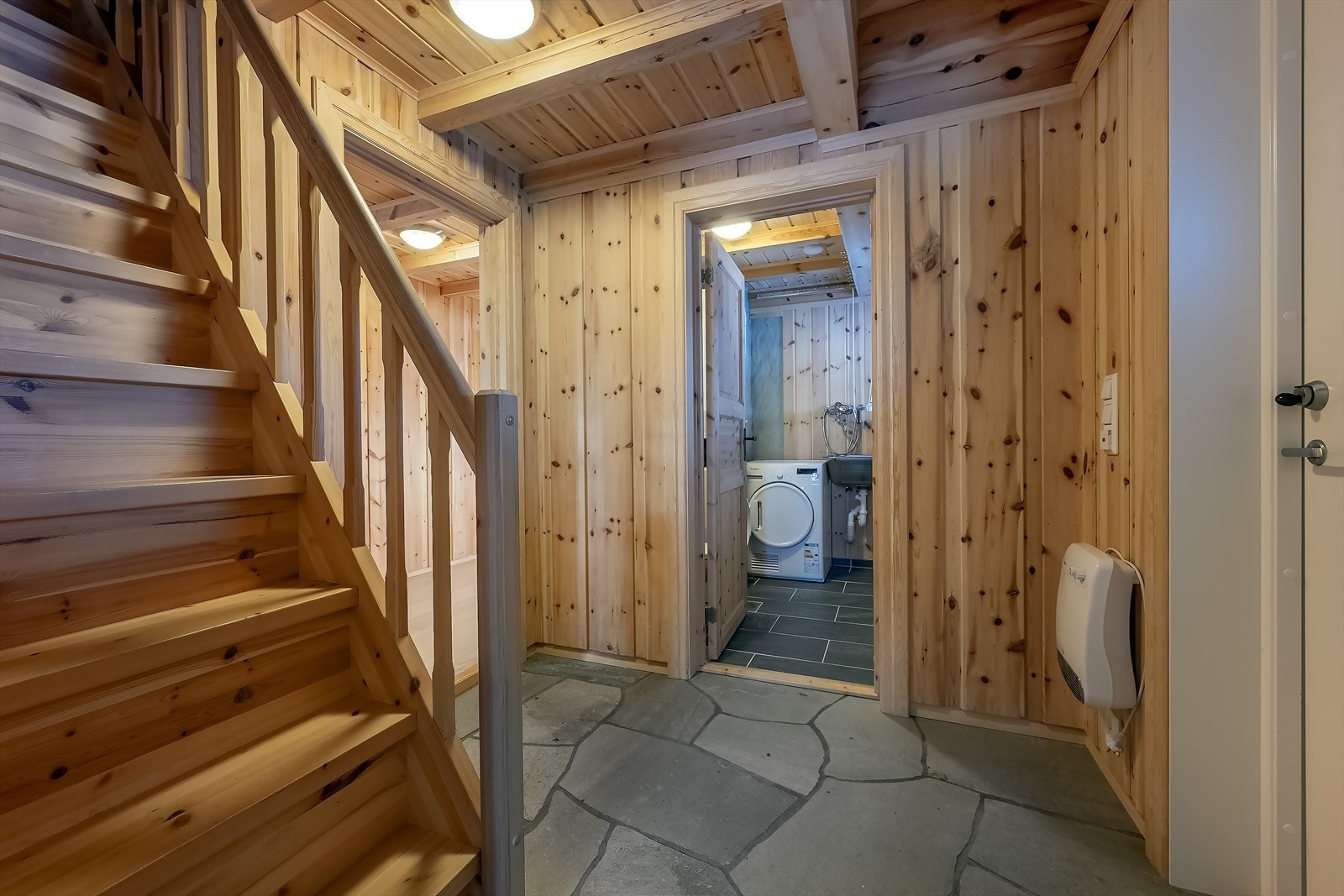 Vindfang med trapp til hems. Galleribilde