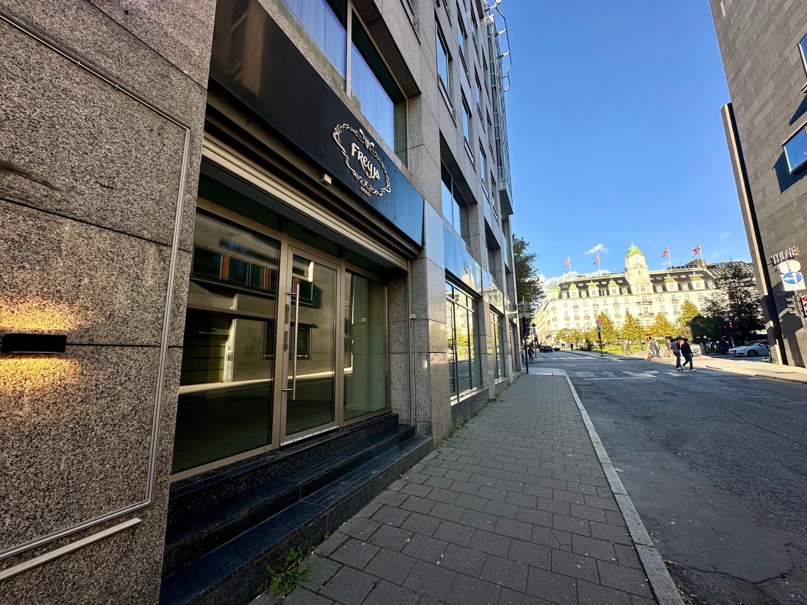 Sentral beliggenhet ved Stortinget, Karl Johans gate og Nationaltheatret Galleribilde