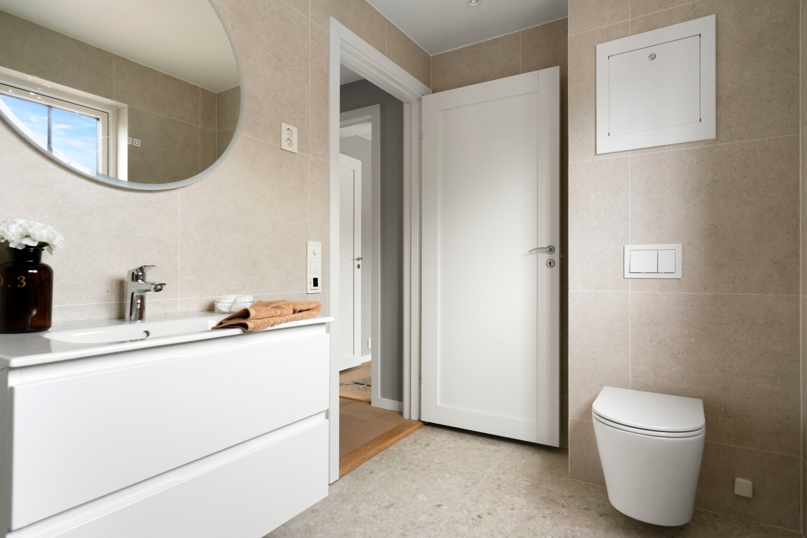 Videre er det servant, skapinnreding og vegghengt toalett. Galleribilde