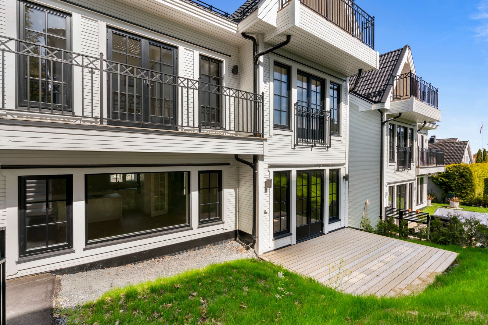 Fra stuen har du adkomst til enda et flott uteområde med nyoppført platting. Galleribilde