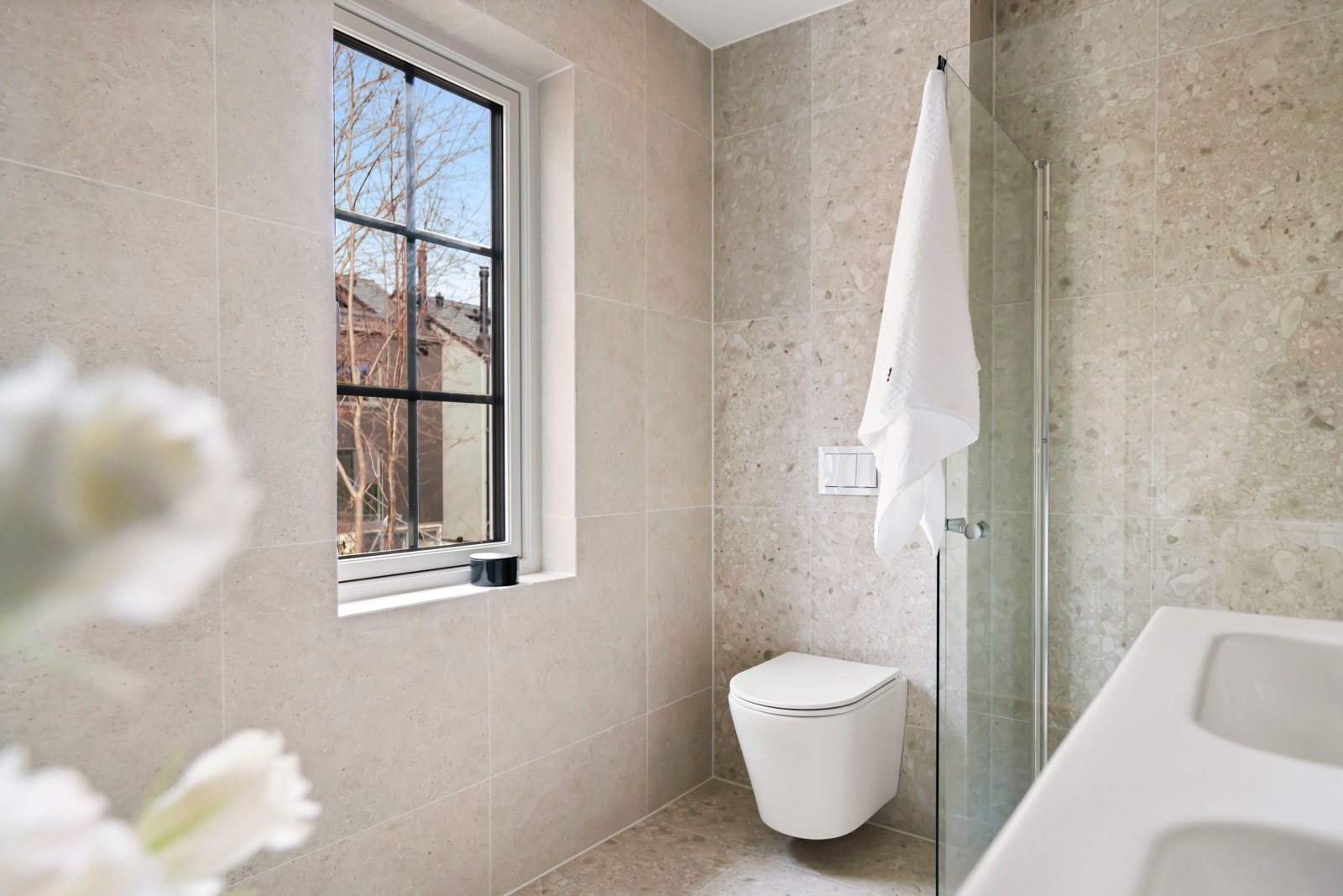 På badet tilknyttet hovedsoverommet er det dusj, mens det er badekar på det andre badet. Galleribilde