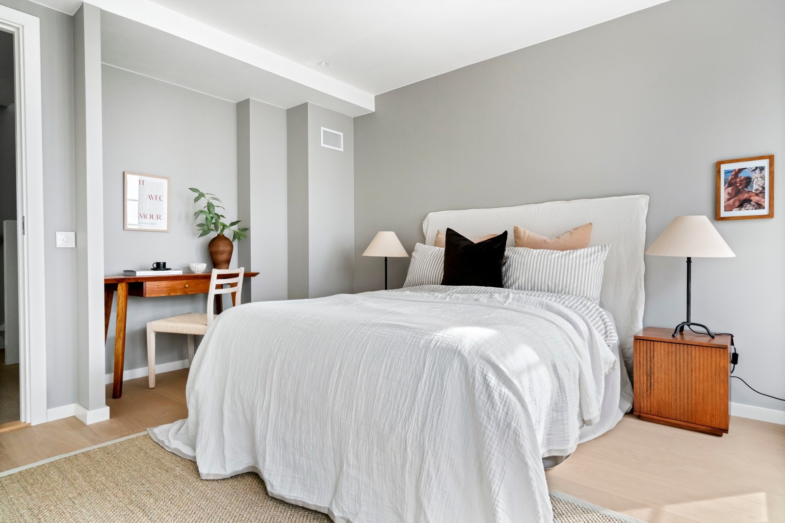 God plass til garderobeløsning samt innebygd plass til skrivebord. Galleribilde