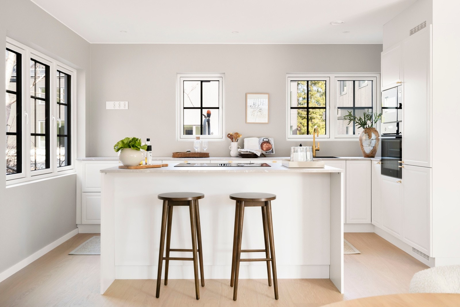 Svært innbydende kjøkken med praktisk øy med plass til barstoler som skaper en sosial og hyggelig sone. Galleribilde