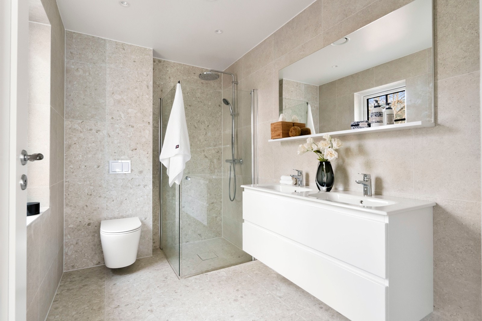 Begge badene er flislagte med varme i gulv, samt downlights i taket. Galleribilde