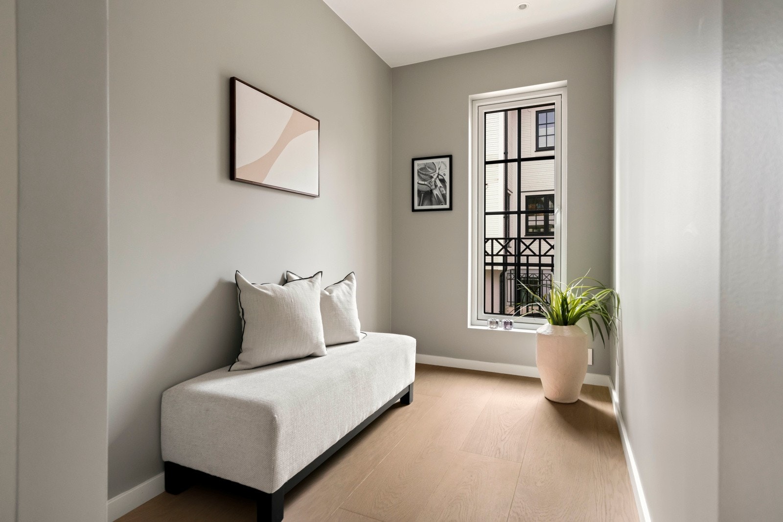 I tilknytning til hovedsoverommet er det også et praktisk omkledningsrom med vindu. Galleribilde