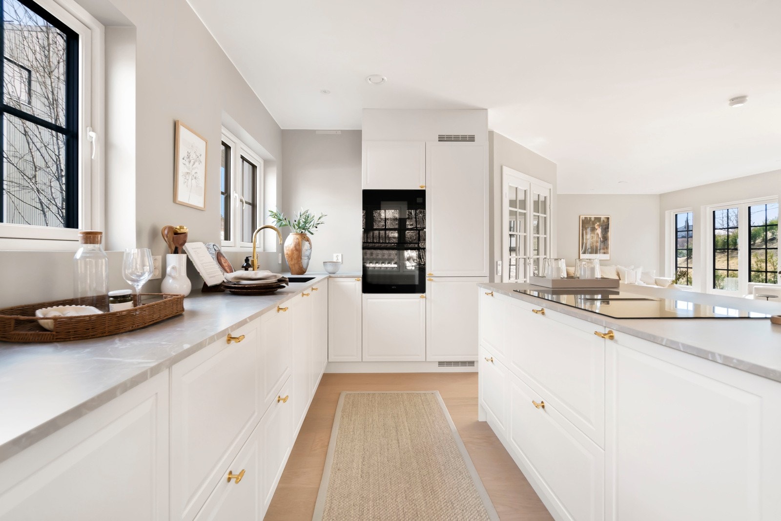 Kvalitetsleverandøren Kvik. God skap- og benkplass, samt store arbeidsflater til matlaging. Galleribilde