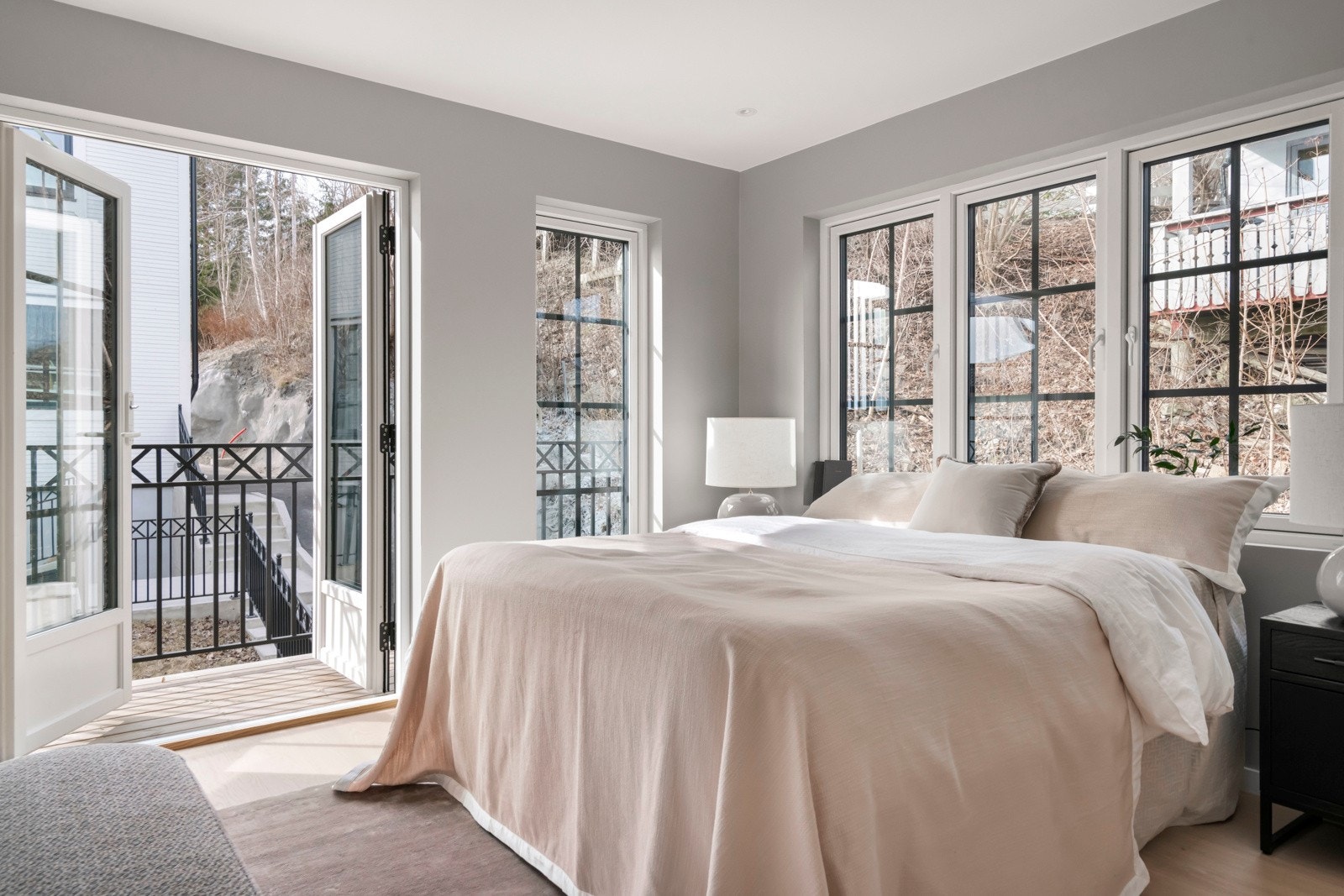 Hovedsoverommet har eget bad og walk-in-closet, samt utgang til balkong. Galleribilde