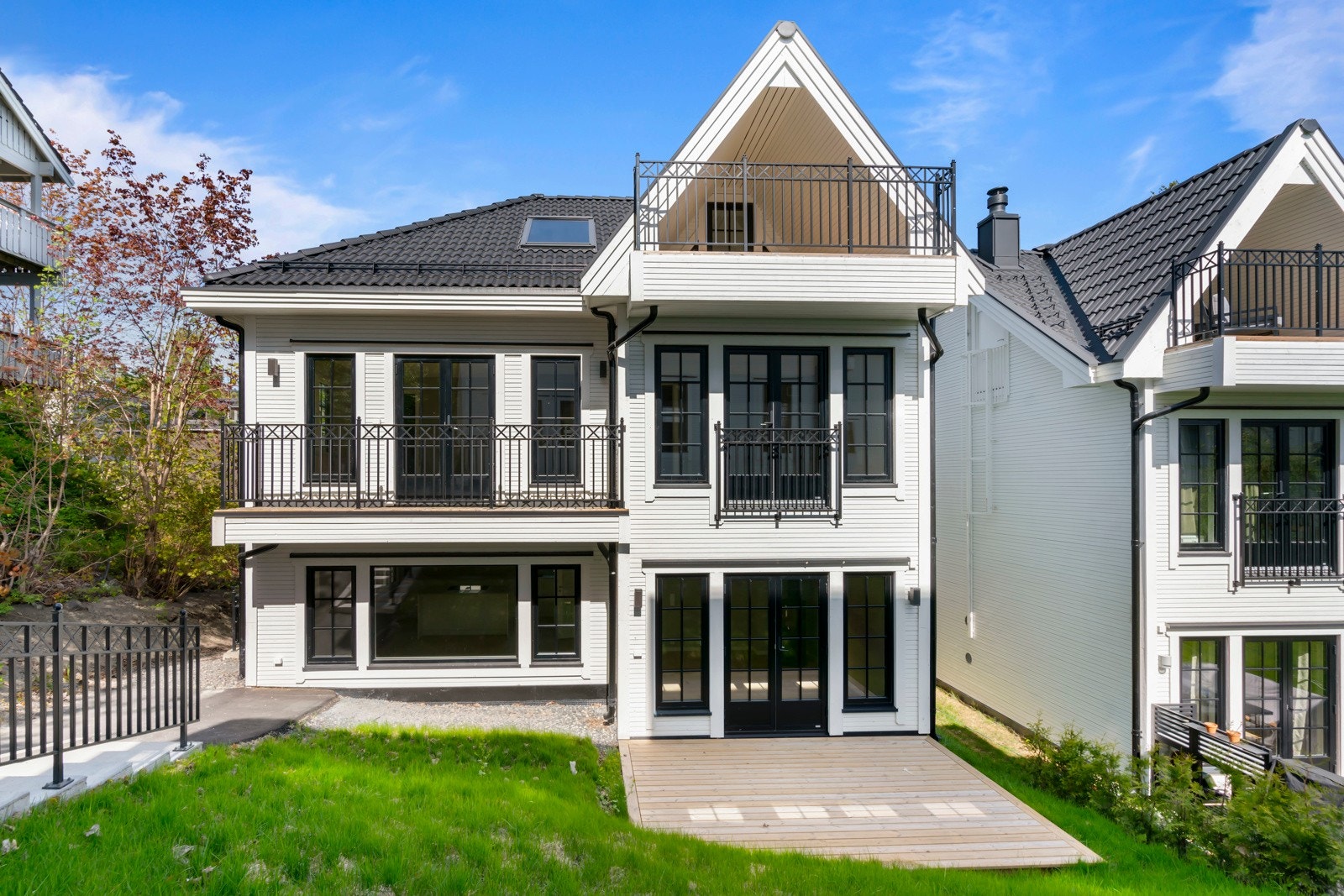 Fra stuen har du adkomst til enda et flott uteområde med nyoppført platting. Galleribilde