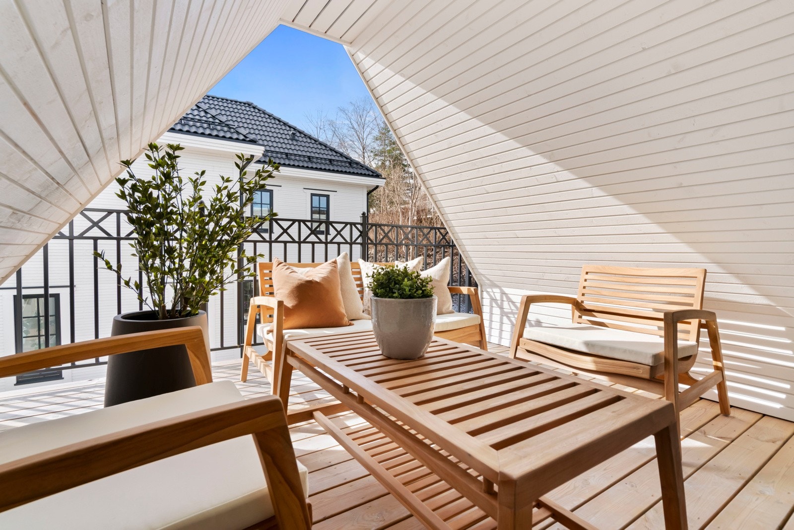 Av uteområder kan det nevnes sydvestvendt terrasse og balkong på loftet med en unik utformelse. Galleribilde